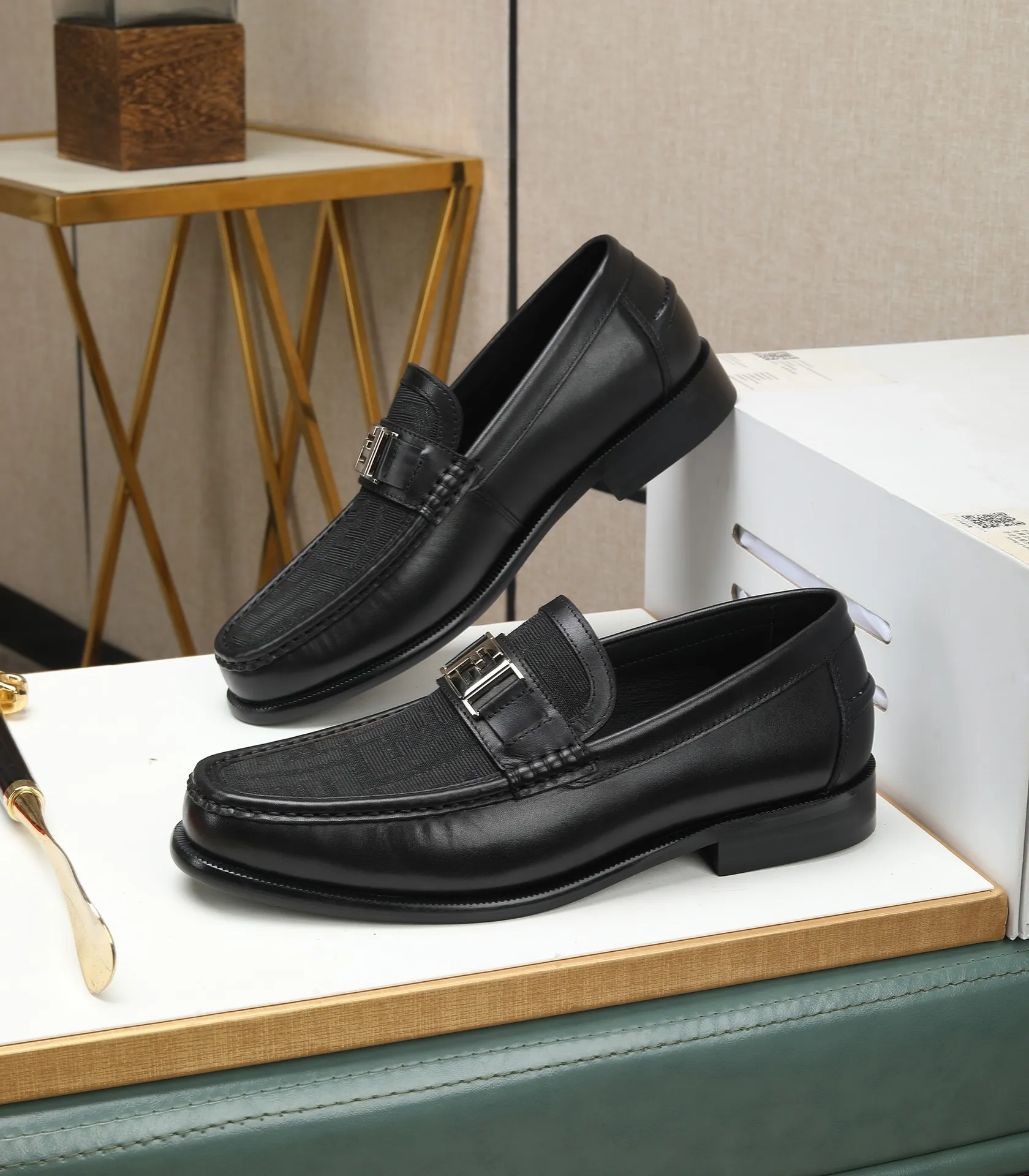 Men's shoes 💰580 (high-end, full cowhide) FENDI Fendi high-end formal leather shoes, original Italian imported cowhide surface + cowhide lining, original hardware, I believe you will be impressed from the first time you see it. The avant-garde atmosphere can no longer fully interpret its elegance. AAA grade rubber outsole, super comfortable. Original counter last, ensuring its original version and quality. The simple upper ensures its comfort and breathability. A pair of truly good shoes has its own unique soul, famous quality, regular size 38-44 (45 46 customized)